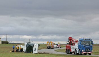 Accident de car scolaire à Châteaudun : une lycéenne de 15 ans tuée et vingt élèves blessés ; le ministre des transports annonce plus de contrôles des chauffeurs, notamment « sur les stupéfiants »