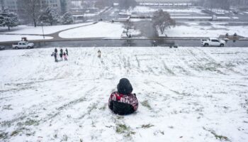 Accident de luge : un petit garçon meurt coincé sous la glace d’une mare