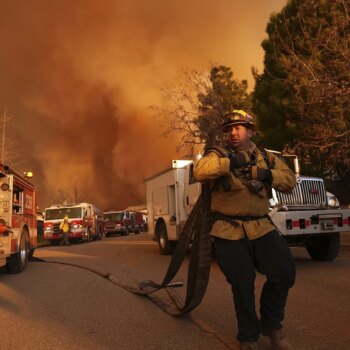 Al menos 13 desaparecidos en los incendios de Los Ángeles, que dejan de momento 11 muertos