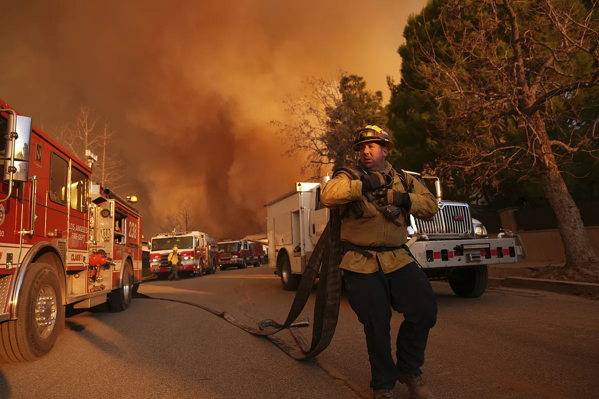 Al menos 13 desaparecidos en los incendios de Los Ángeles, que dejan de momento 11 muertos