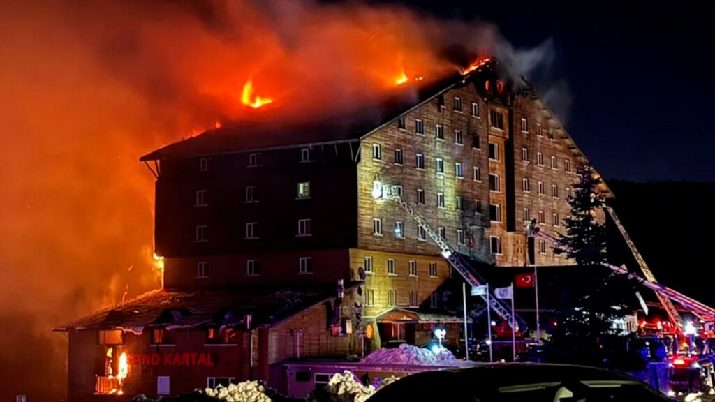 Al menos 69  muertos y más de 60 heridos en el incendio de un hotel en una estación de esquí en Turquía