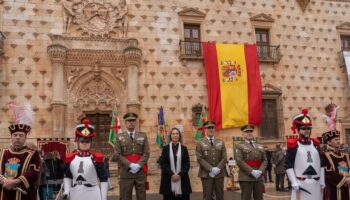 Ana Guarinos impone la Corbata de Bandera de la Ciudad al Parque de Ingenieros en un acto solemne