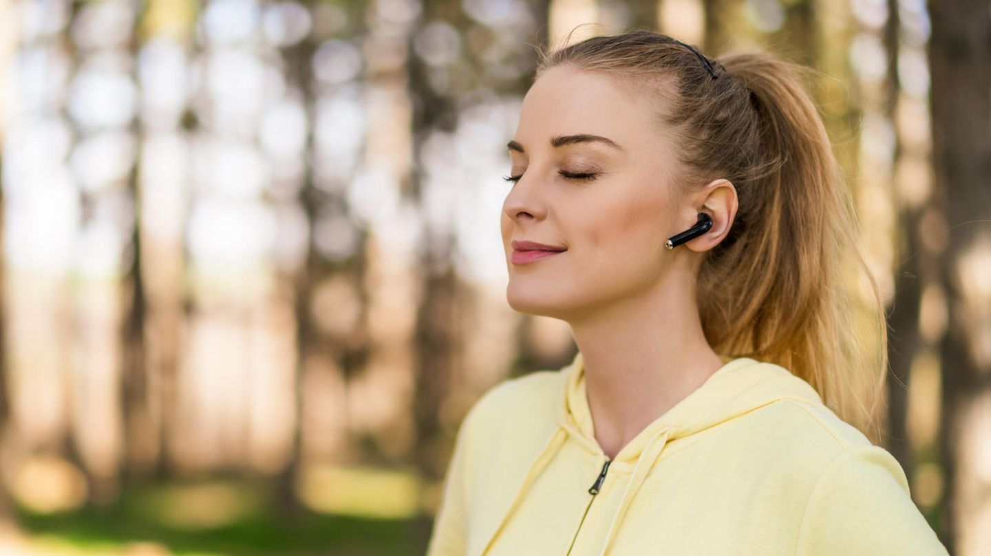 Deals und Angebote: Frau genießt Musik mit geschlossenen Augen