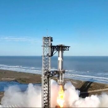 Anomalie: SpaceX réussit à rattraper le premier étage de sa mégafusée mais perd le second