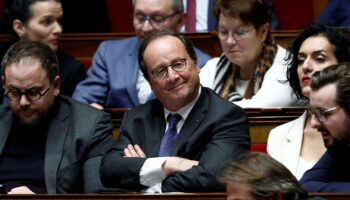 Après la non-censure du gouvernement, François Hollande considère que les socialistes « constituent le pôle central » de l’Assemblée nationale