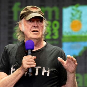 Après ses critiques: Neil Young jouera finalement au festival de Glastonbury