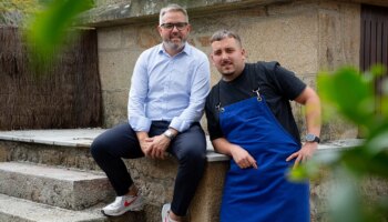 Asador O'Pazo, la parrilla de Padrón que cocina la despensa gallega a la brasa y donde come René Redzepi, chef del cinco veces mejor restaurante del mundo