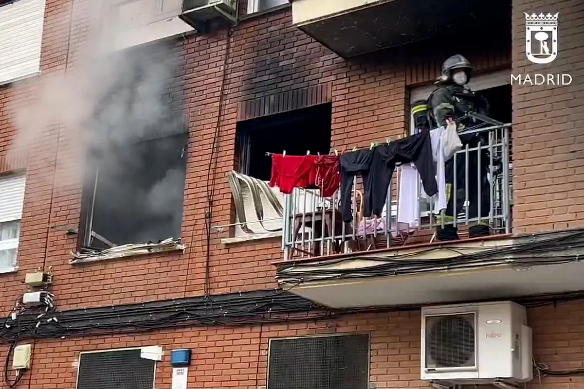 Atendidas 23 personas intoxicadas por inhalación leve de humo, en un incendio en una vivienda de Carabanchel