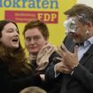 Attacke im Video: Linke Lokalpolitikerin wirft Christian Lindner Schaumtorte ins Gesicht