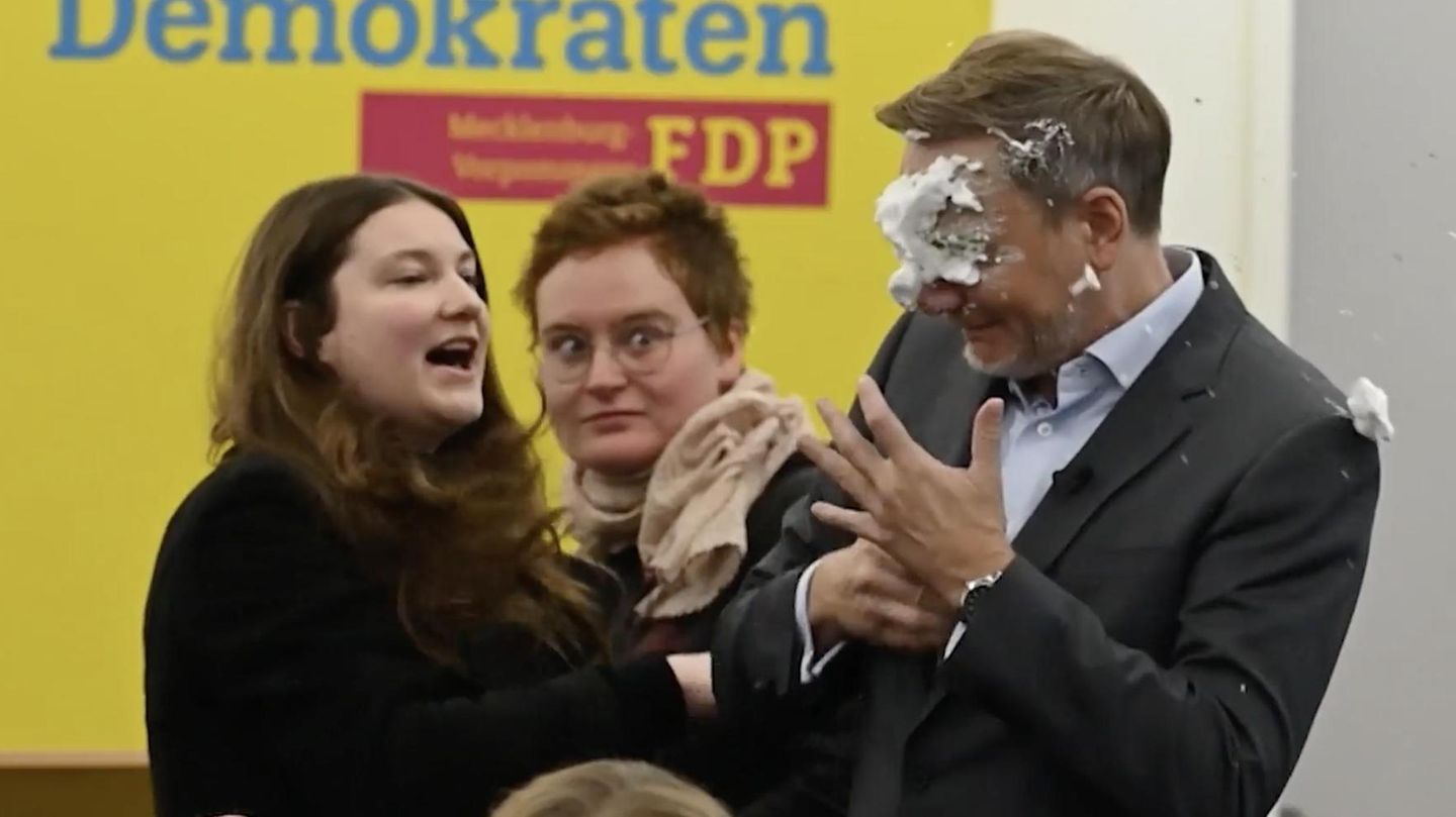 Attacke im Video: Linke Lokalpolitikerin wirft Christian Lindner Schaumtorte ins Gesicht