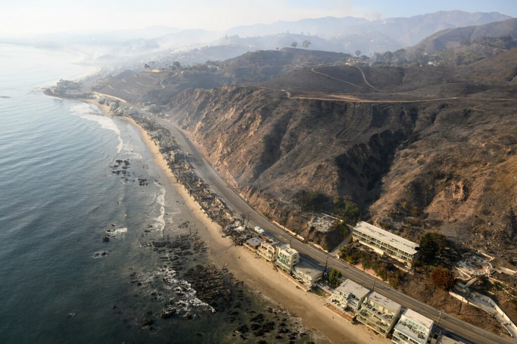 Au moins 10 morts: Vus du ciel, des quartiers entiers ont été ravagés à Los Angeles