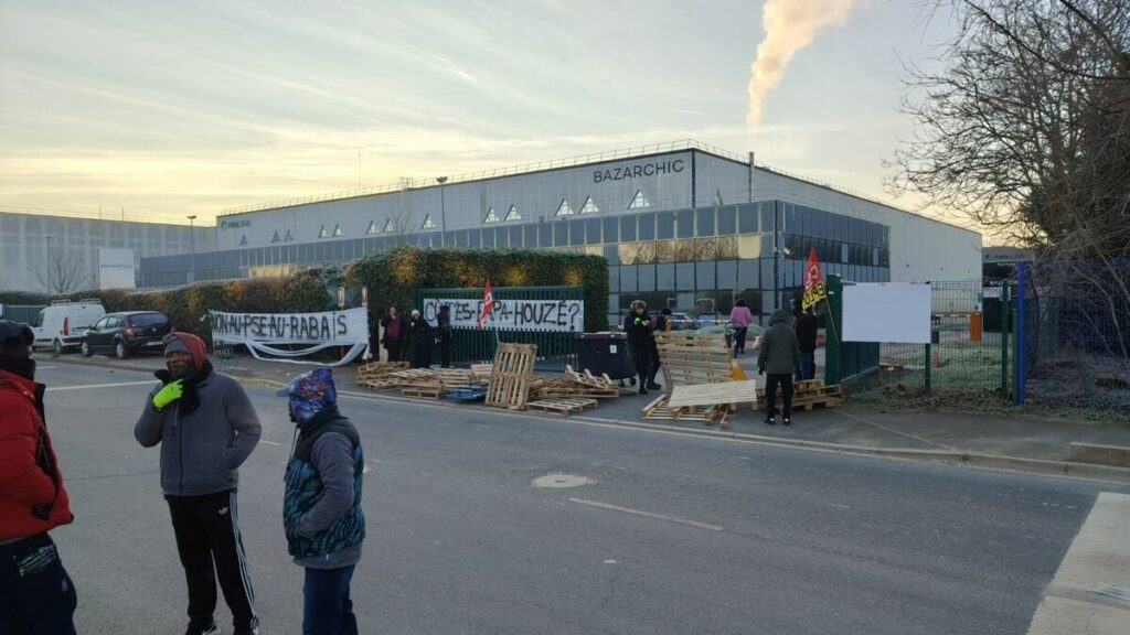 « Aucun camion n’entre ni ne sort » : deuxième jour de grève sur le site logistique de BazarChic