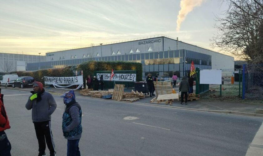 « Aucun camion n’entre ni ne sort » : deuxième jour de grève sur le site logistique de BazarChic