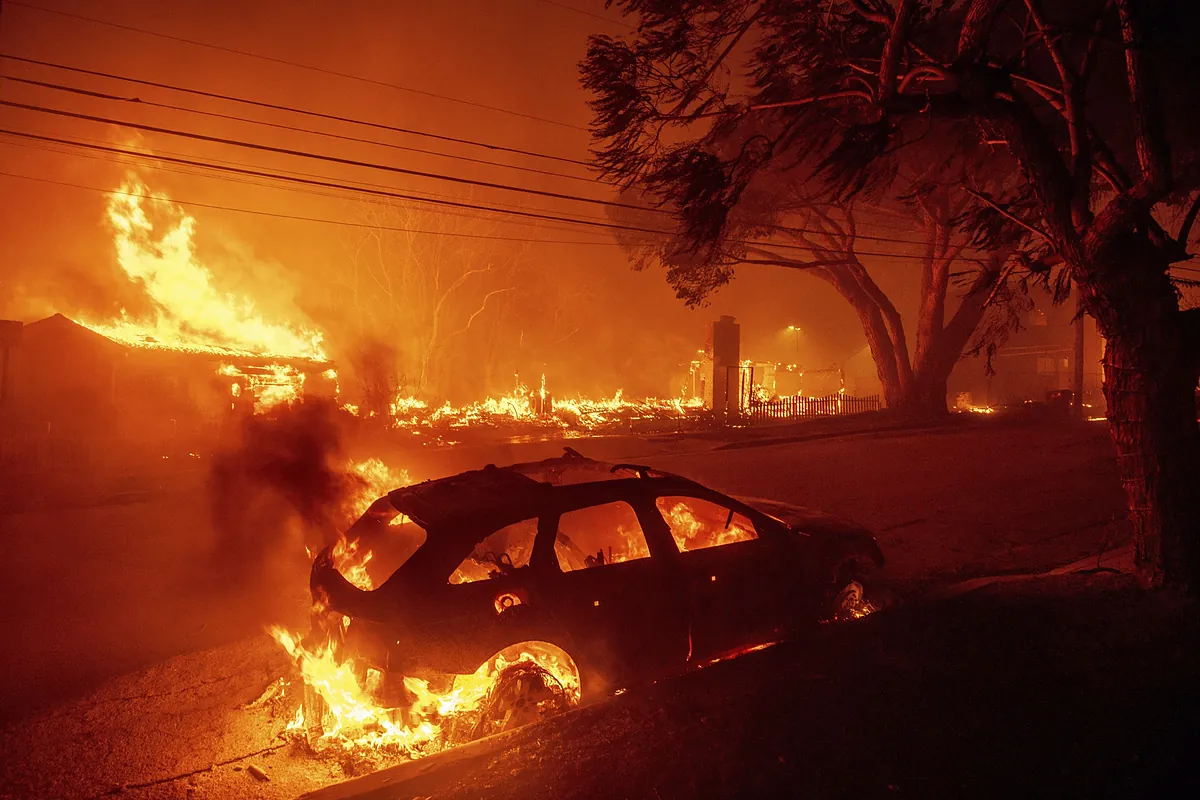 Aumenta a 11 el número de muertos por los incendios activos de Los Ángeles