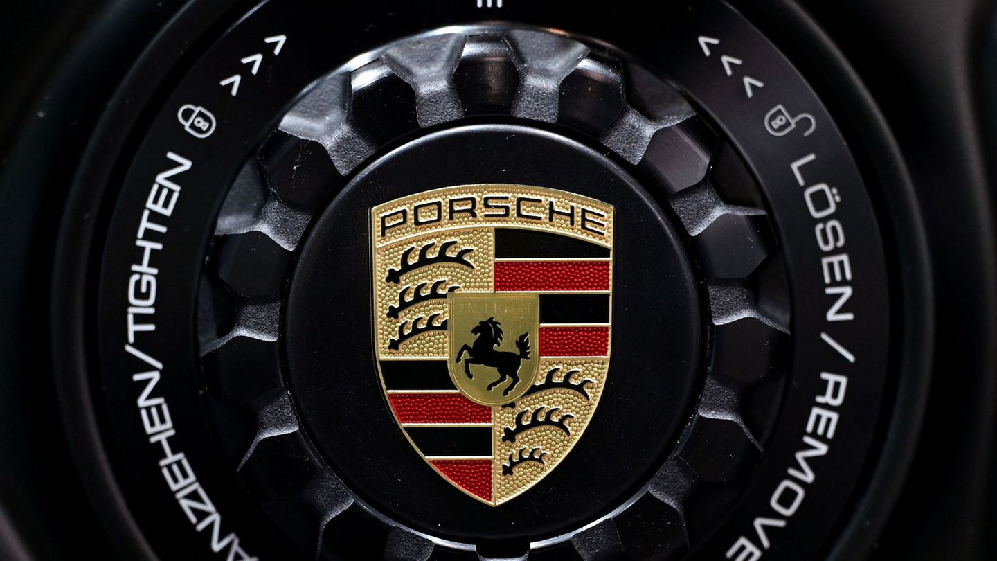 Der Sportwagenbauer Porsche hat 2024 weniger Autos verkauft als zuvor. (Archivbild) Foto: Marijan Murat/dpa