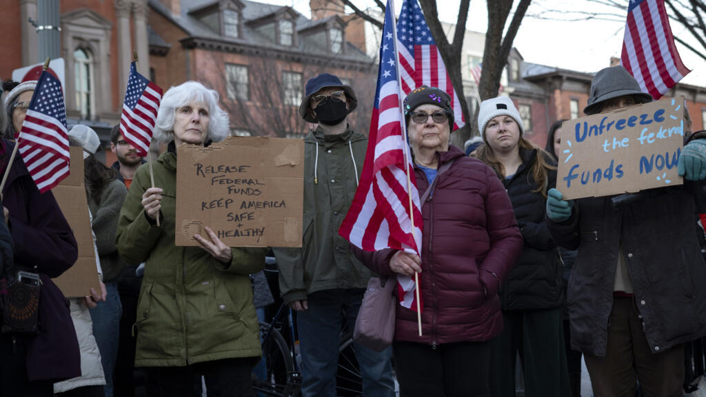 Aux États-Unis, la Maison Blanche rétropédale sur le gel des aides fédérales