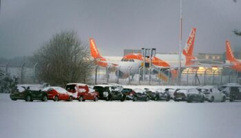 BREAKING: UK snow sparks airport chaos as multiple flights unable to take off or land due to weather