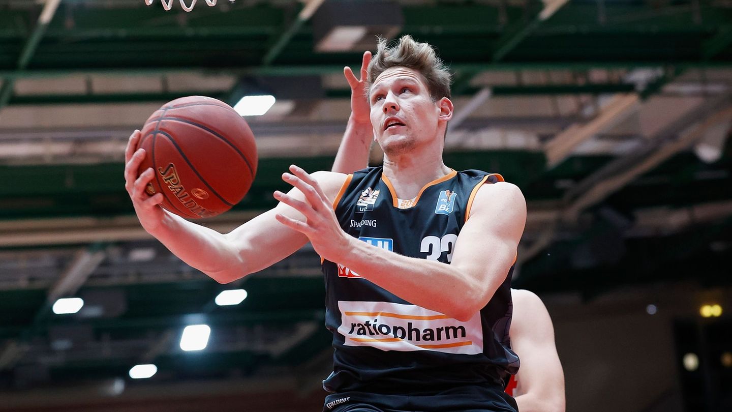 Patrick Heckmann, hier noch im Trikot von Ulm, bleibt bei den Skyliners. Foto: Heiko Becker/HMB Media/POOL/dpa