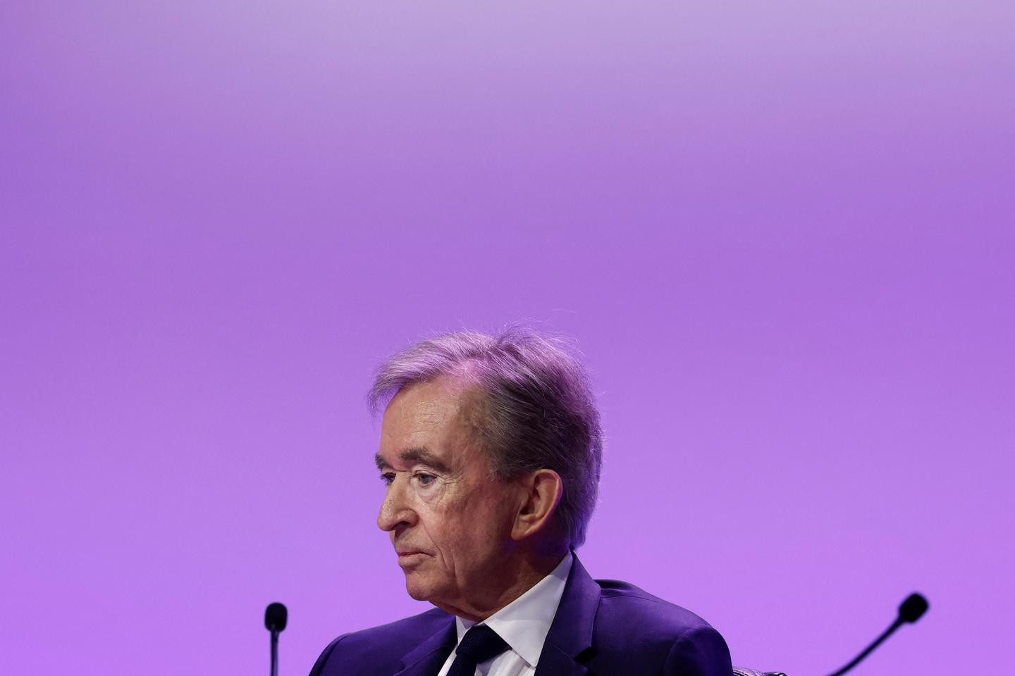 Bernard Arnault critique le projet de surtaxe des entreprises française, le gouvernement dit « comprendre sa colère » mais justifie la mesure