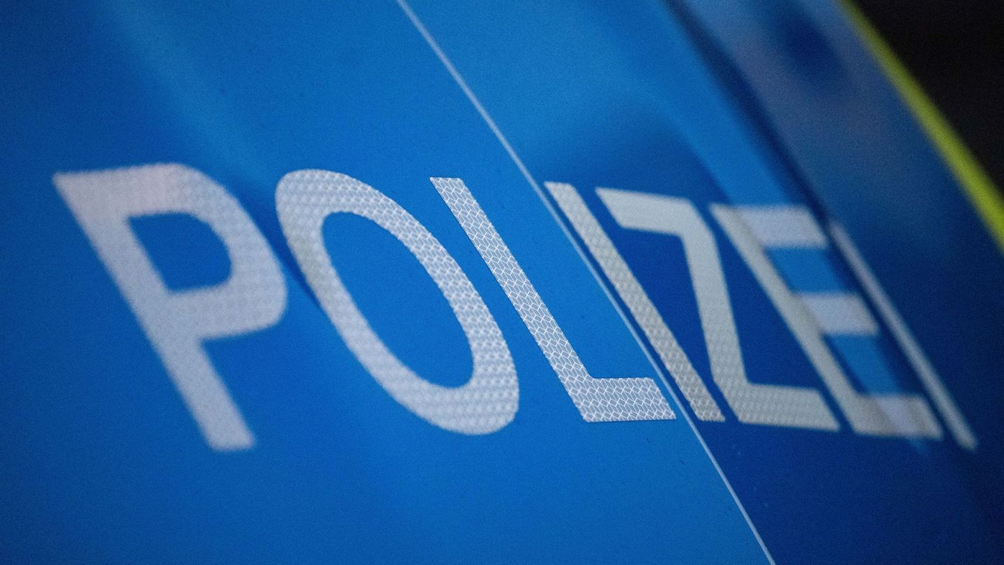 Ein Beziehungsstreit eskaliert und ein Betrunkener schlägt einem Polizisten ins Gesicht. (Symbolbild) Foto: Marijan Murat/dpa