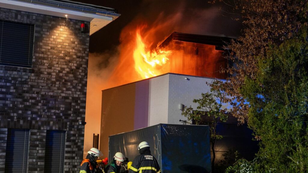 Flammen schlagen aus dem Haus. Foto: René Schröder/News5/dpa