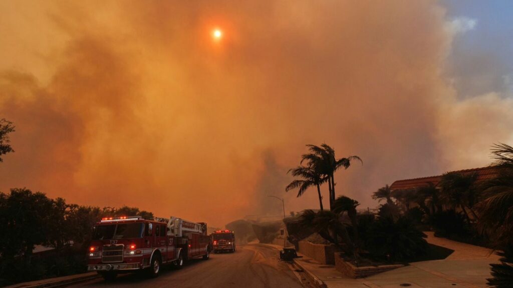 Heftige Winde treiben das Feuer in Südkalifornien schnell voran. Foto: Ethan Swope/AP/dpa