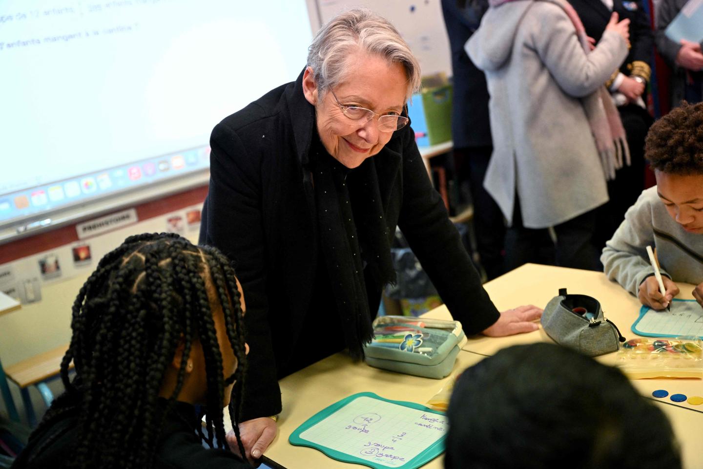 Budget 2025 : Elisabeth Borne face au compte à rebours de la rentrée scolaire