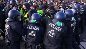 Bundestagswahl 2025: Proteste gegen AfD in Riesa - Linken-Politiker bewusstlos geschlagen?