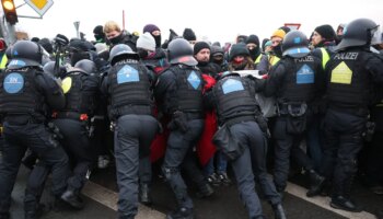 Bundestagswahl 2025: Straßenblockaden gegen AfD-Parteitag in Riesa