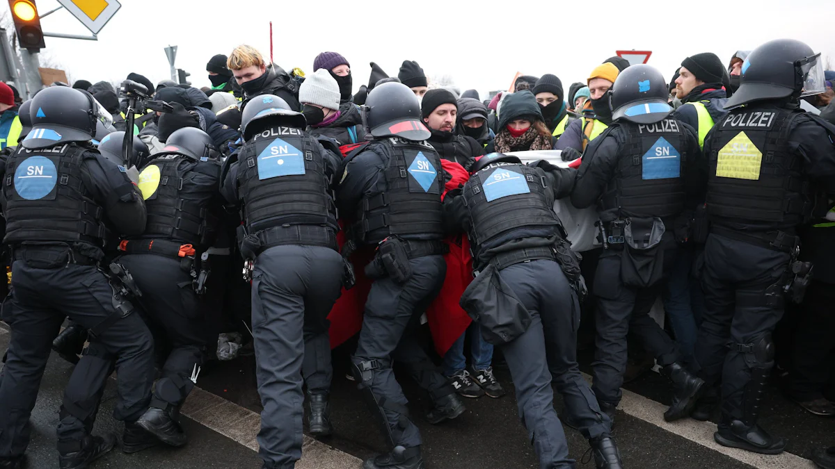 Bundestagswahl 2025: Straßenblockaden gegen AfD-Parteitag in Riesa