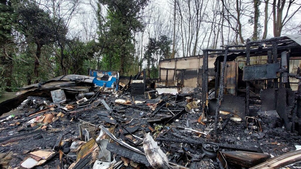 Cadavres découverts après un incendie de caravanes à Franconville : un homme mis en examen