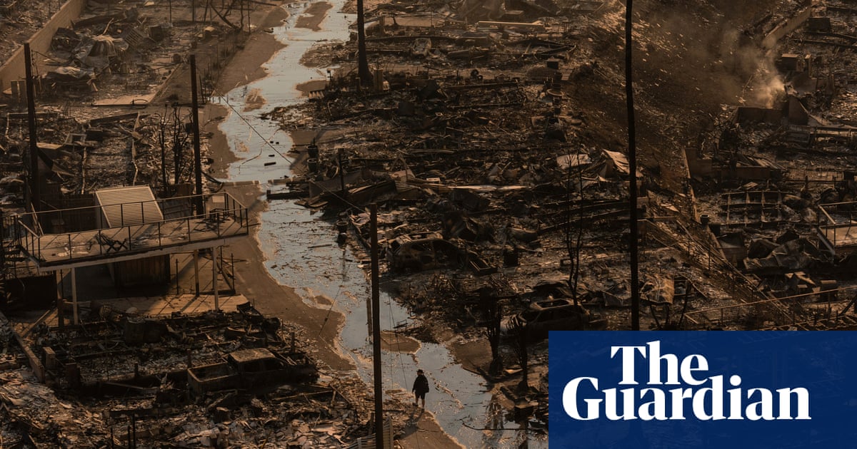 California fires: 10 killed and 10,000 structures destroyed as blazes continue