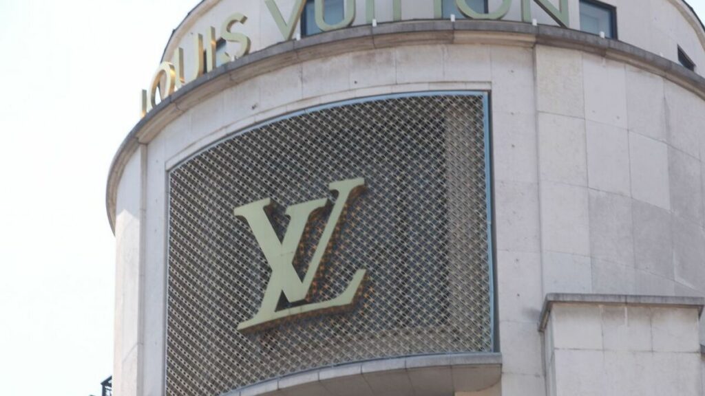 Cambriolage à la voiture-bélier d’un magasin Louis Vuitton à Paris : trois suspects incarcérés