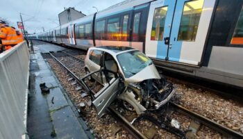 « C’est comme d’habitude »: deux blessés après une collision entre une voiture et un train au passage à niveau maudit