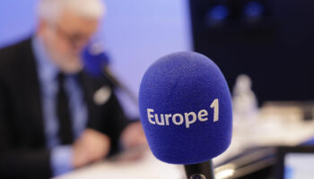 « C’est un peu la teuf, ici » : pourquoi les audiences d’Europe 1 remontent de manière inespérée