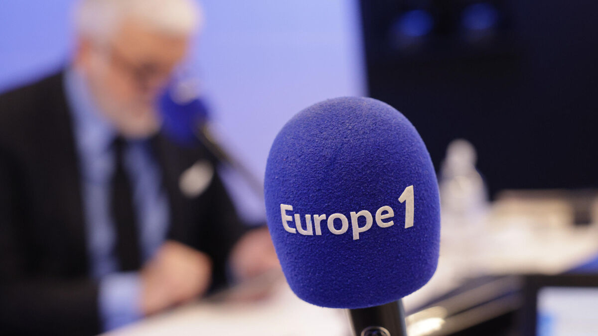 « C’est un peu la teuf, ici » : pourquoi les audiences d’Europe 1 remontent de manière inespérée