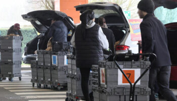 « C’est une réponse aux courses corvées » : pourquoi le drive cartonne en France