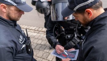 Chasse à l'homme en cours: Deux policiers blessés lors d'un contrôle, suspect en fuite