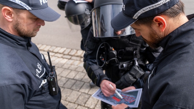 Chasse à l'homme en cours: Deux policiers blessés lors d'un contrôle, suspect en fuite