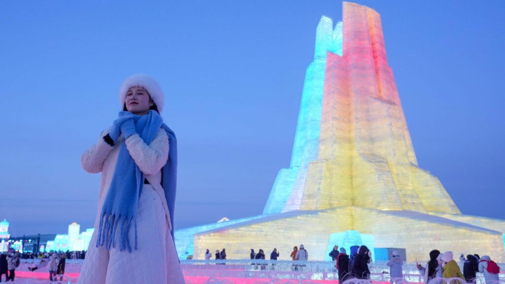 China: Größtes Eisfestival der Welt lockt mit XXL-Rutsche und Schneepalästen