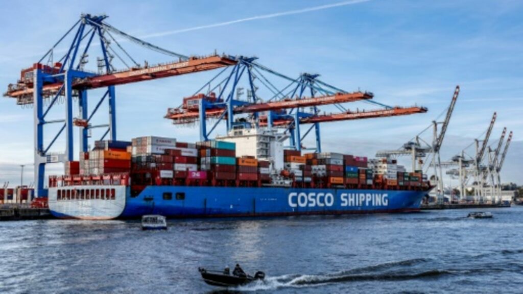 Chinesisches Containerschiff im Hamburger Hafen