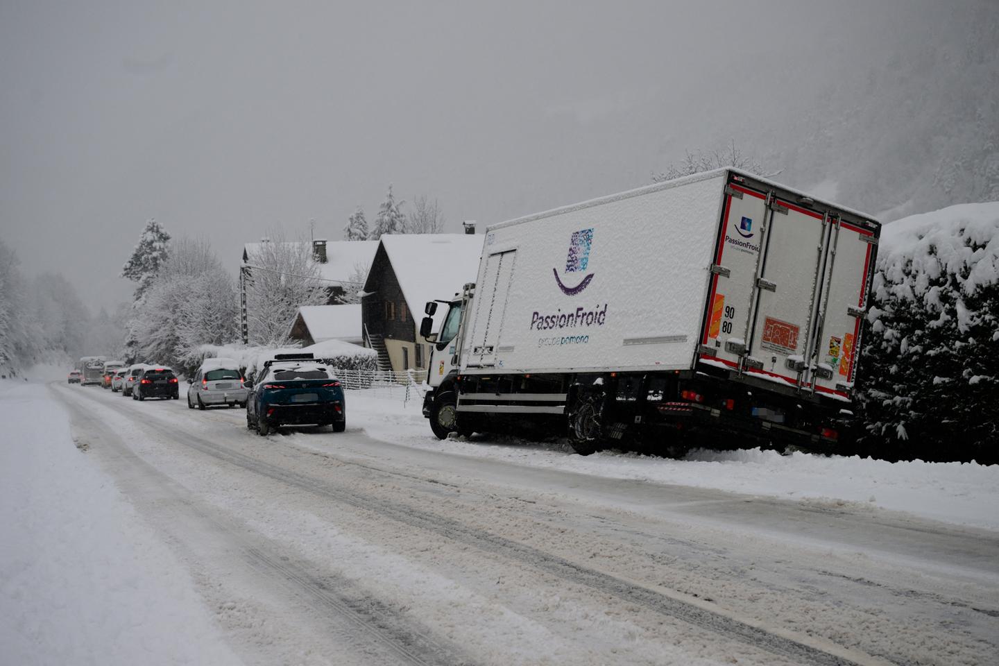 Chutes de neige « parfois fortes » dans le Nord et le Pas-de-Calais, restrictions de circulation