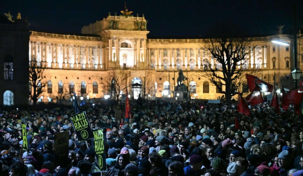 Contre l'extrême droite : Des dizaines de milliers de manifestants dans la rue en Autriche