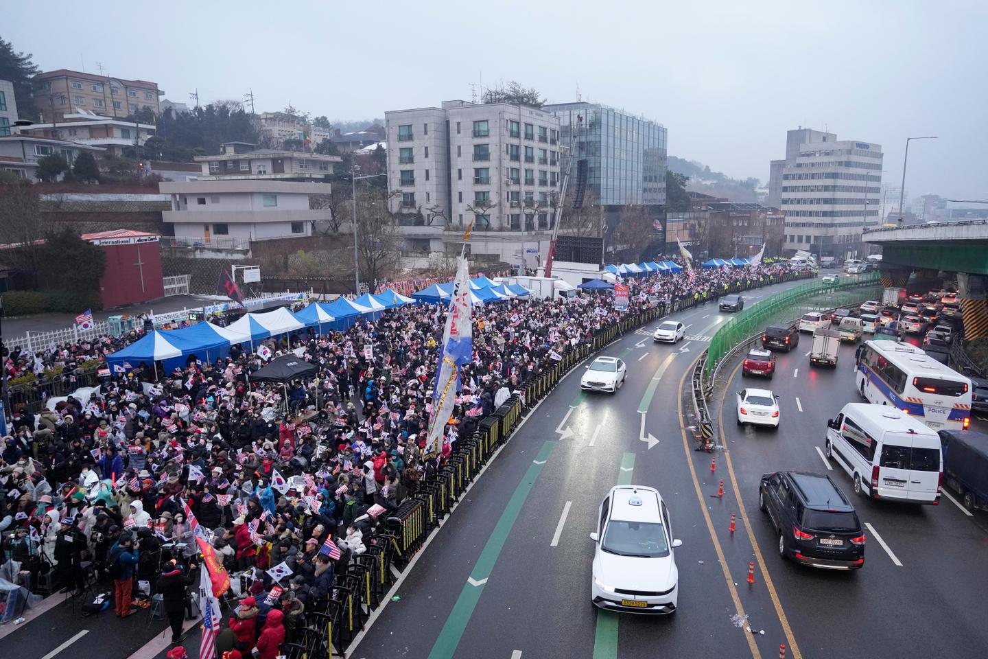 Corée du Sud : à quelques heures de son expiration, possible prolongation du mandat d’arrêt contre le président destitué Yoon Suk Yeol