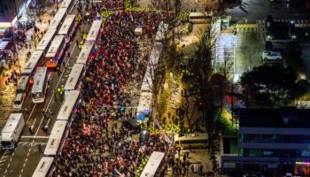 Corée du Sud : la détention du président prolongée, des manifestants pénètrent dans le tribunal