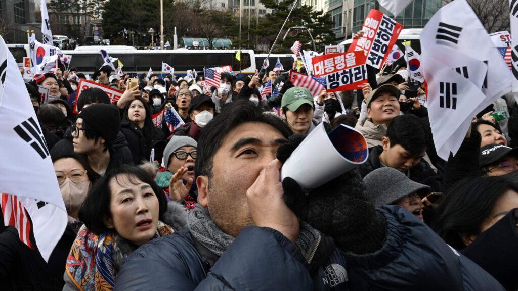 Corée du Sud : la détention du président prolongée, des manifestants font irruption à l'audience