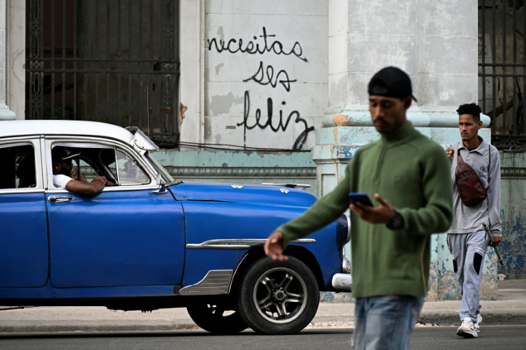 Cuba: "Tu dois être heureux", le graffiti qui interpelle les habitants de La Havane