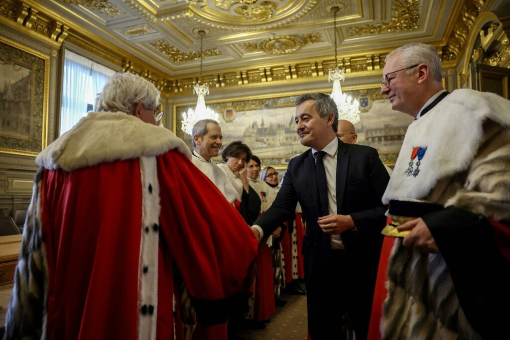 « Dans des déclarations récentes, Gérald Darmanin semblait à nouveau s’exprimer comme ministre de l’intérieur et non comme ministre de la justice »