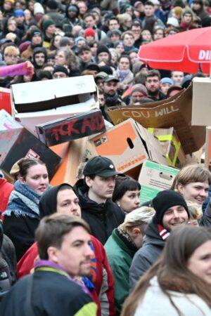 Mehrere Tausend Menschen haben in Leipzig gegen die Unionspläne zur Migration demonstriert. Foto: Hendrik Schmidt/dpa