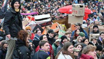 Mehrere Tausend Menschen haben in Leipzig gegen die Unionspläne zur Migration demonstriert. Foto: Hendrik Schmidt/dpa